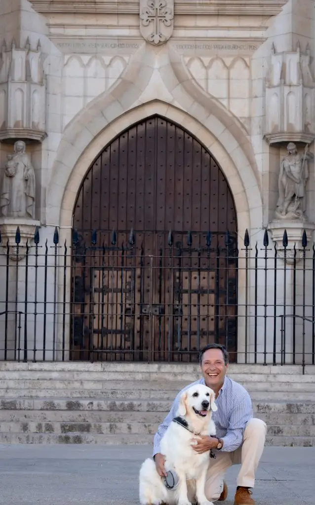 Mário Tavares da Silva com a sua cadela golden retriever Ginja em frente à Igreja de Santo Condestável, Lisboa