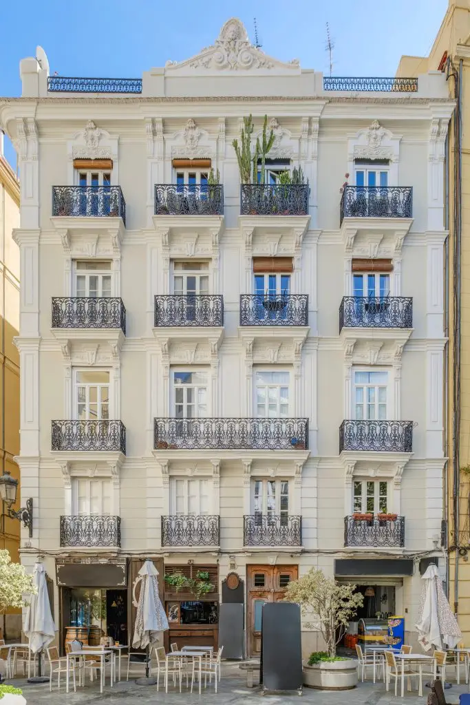 Fachada de edifício clássico — hotel para venda em Lisboa (imagem ilustrativa)